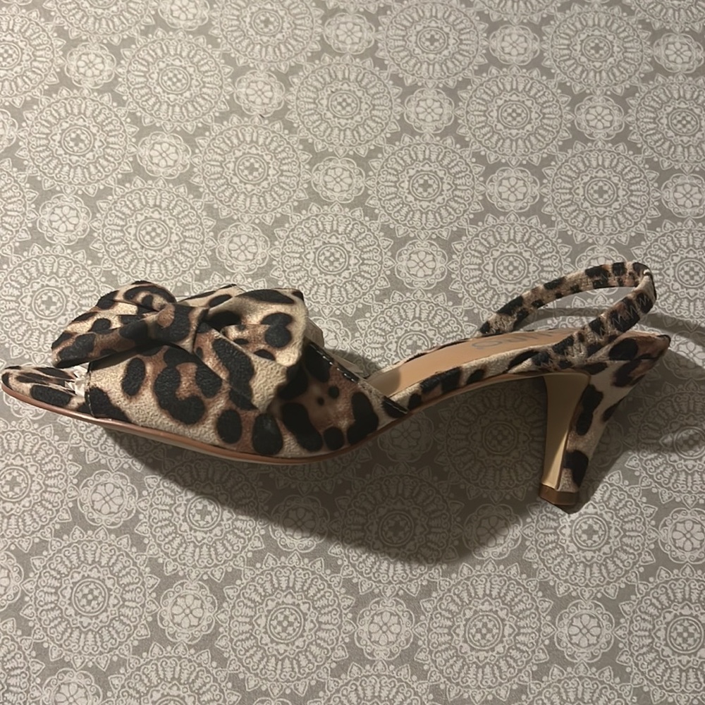 PRETTY! These shoes give your feet, ankles and legs an instantly gorgeous look - Picture 2 of 3